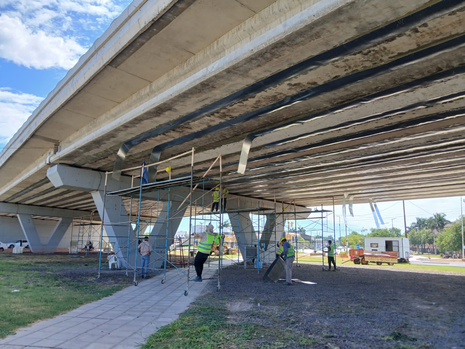 Cuadrilla de Konstrudesch sobre andamios realizando mantenimiento bajo el puente de la Circunvalación de Formosa