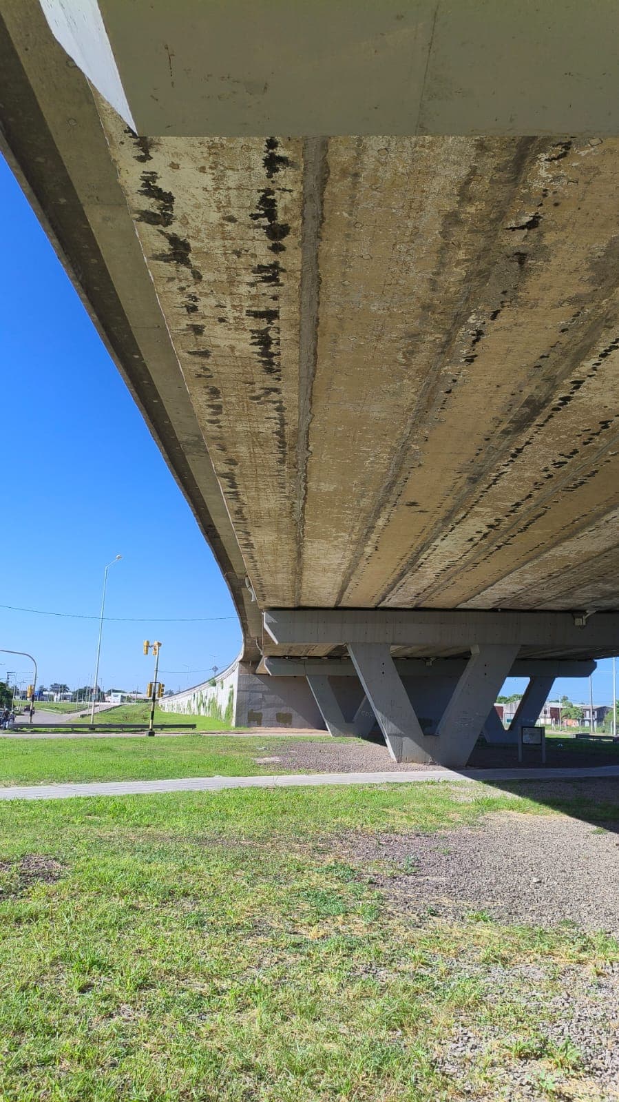 Detalle del tablero inferior de hormigón del puente sobre la Circunvalación de Formosa